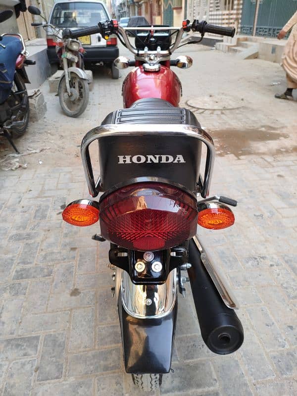 HONDA CG 125 MOTORCYCLE / BIKE 2