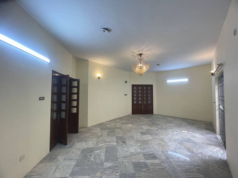 1 KANAL HOUSE AVALIBLE FOR RENT NEAR JAIL ROAD 6