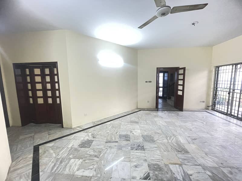 1 KANAL HOUSE AVALIBLE FOR RENT NEAR JAIL ROAD 7