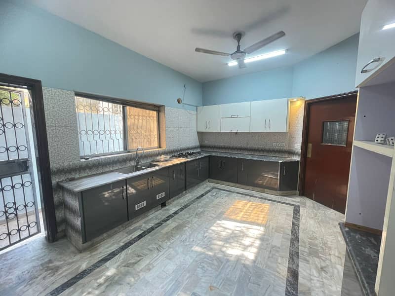 1 KANAL HOUSE AVALIBLE FOR RENT NEAR JAIL ROAD 8