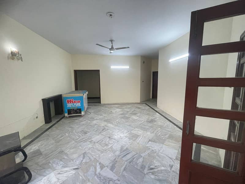 1 KANAL HOUSE AVALIBLE FOR RENT NEAR JAIL ROAD 9