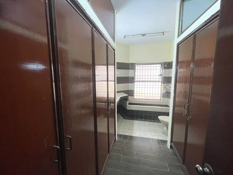 1 KANAL HOUSE AVALIBLE FOR RENT NEAR JAIL ROAD 16