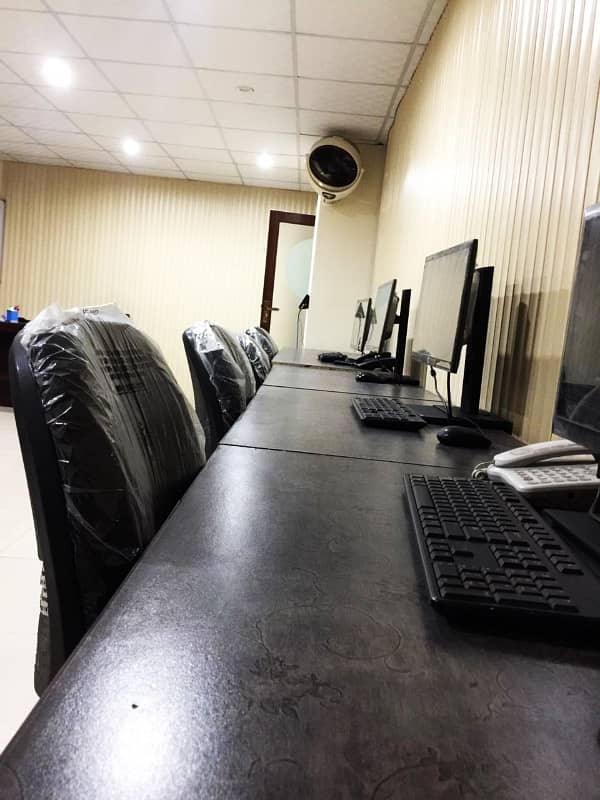 1800 Sq Feet Fully Furnished Office Original Pictures Reasonable Rent On Main Boulevard Gulberg For Rent 2