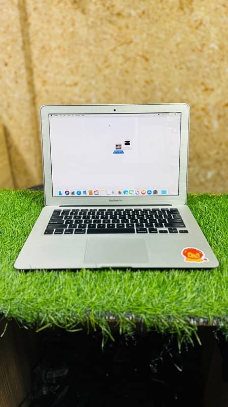 Apple MacBook Air 2017 Model 13 inch i5 8GB RAM 128SSD 4