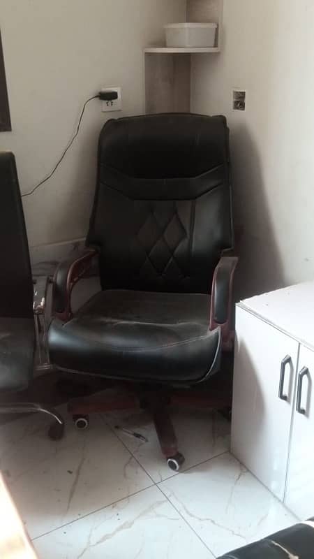 High-Quality Used Office Furniture - Tables & Chairs (9/10) 3