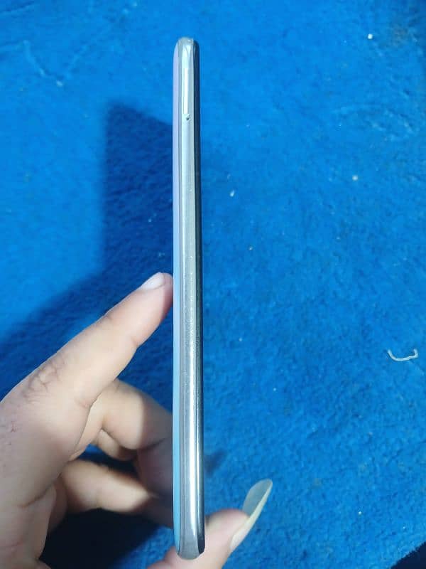 Huawei Nova 7i 8/128 side fingers 1