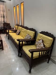 Dyar wood 5 seater sofa set, very strong