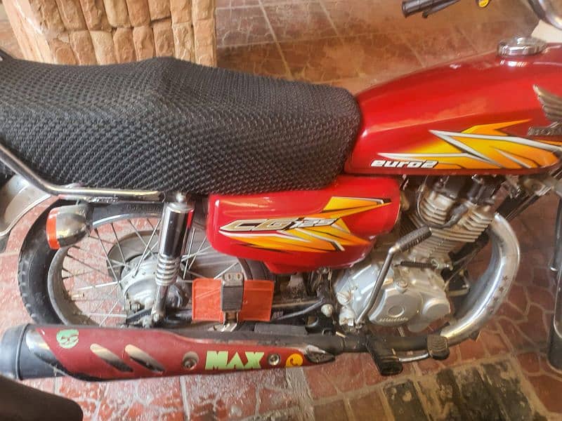 Honda 125 Bike For Sale Red Color Good Condition 3