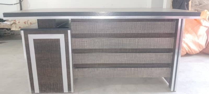 office table for sale in good condition 3