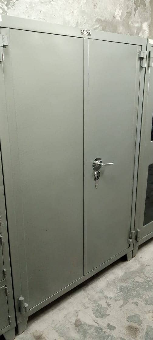 Safe & Locker. 17