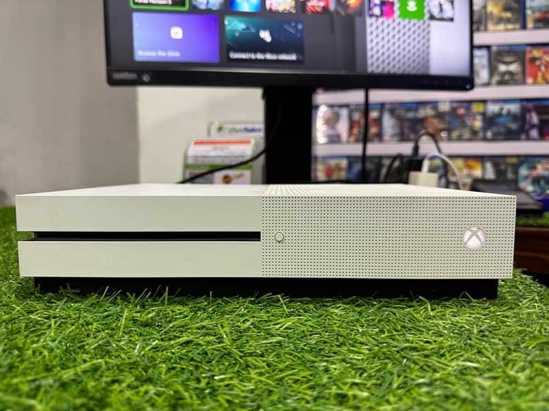 XBOX ONE S (1TB) 18 GAMES INSTALLED 2