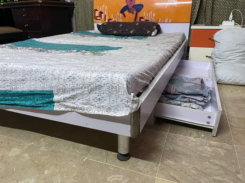 Single bed for kids with sidetable and cupboard 7