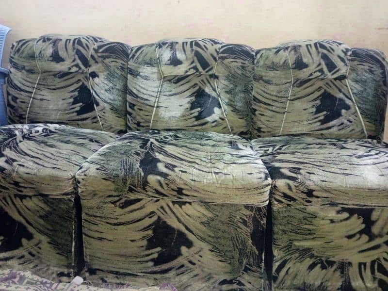 6 seaters sofa set in good condition only 8000 0