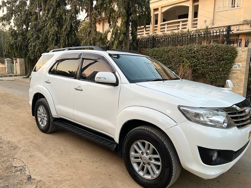 Toyota Fortuner V 2015 total genuine just like new 4