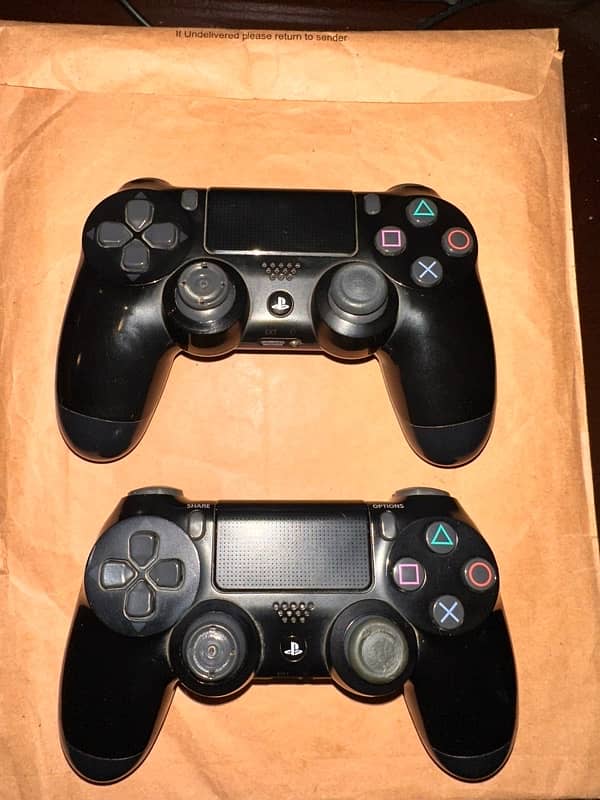 PS4 Slim 1TB with 2 controllers,PS Gold headset and 3games 1