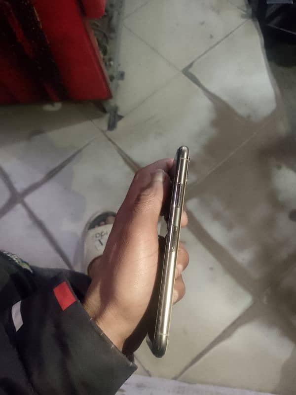 I PHONE XS NON PTA PACK CONDITION KOI MASLA NI ALL OKAY H 2