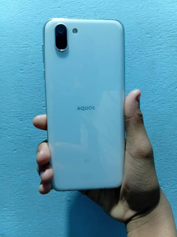 Aquos r2. 4