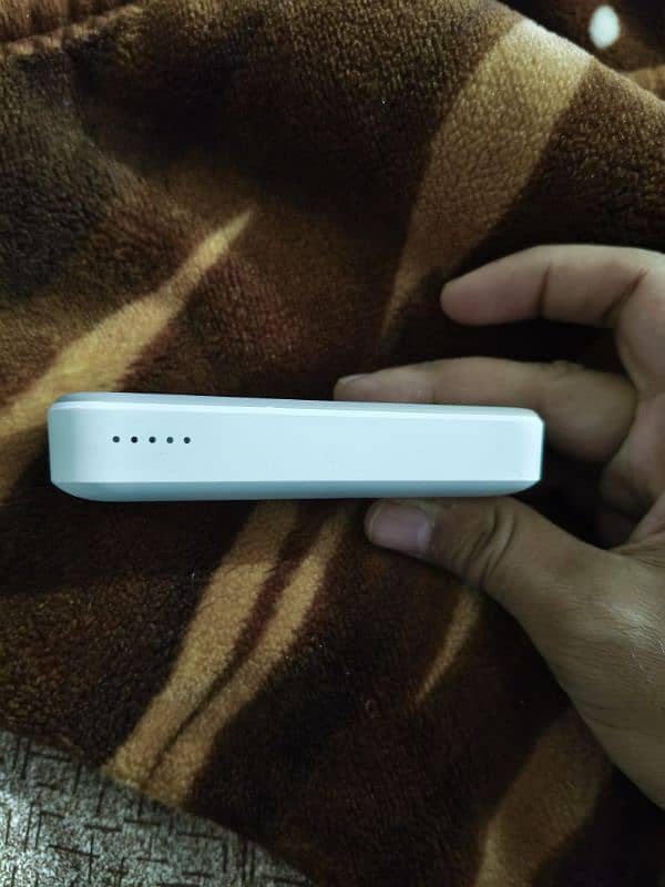 Magnetic Wireless Power Bank White - 10000mah Capacity With Magsafe 1