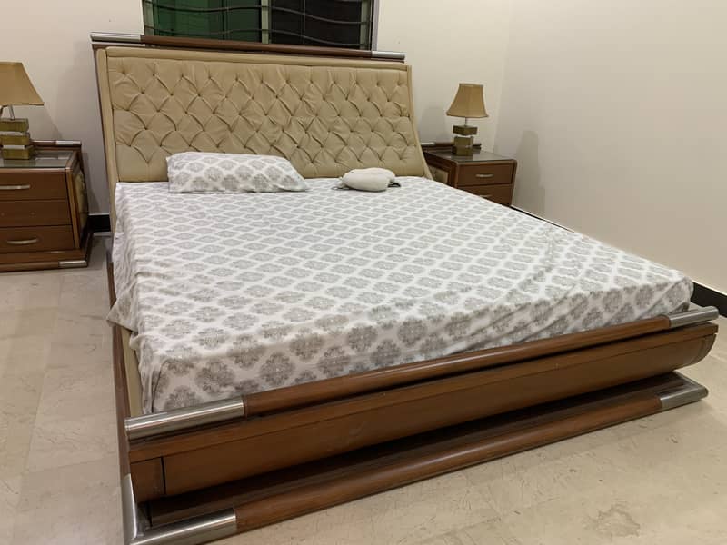 Elegant and beautiful Bed for sale 0