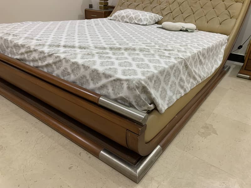 Elegant and beautiful Bed for sale 3