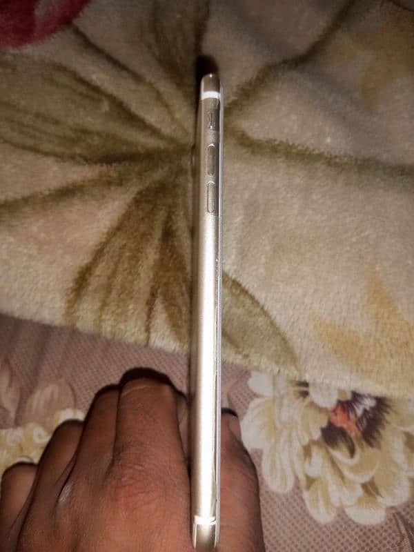 I phone 7plus 10.10 condition non pta bilkul saf phone ha bettry helth 2