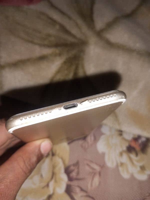 I phone 7plus 10.10 condition non pta bilkul saf phone ha bettry helth 3