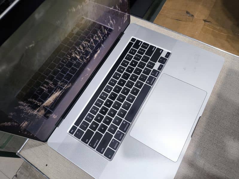 2019//2020//2023 apple MacBook 10/10 condition 0