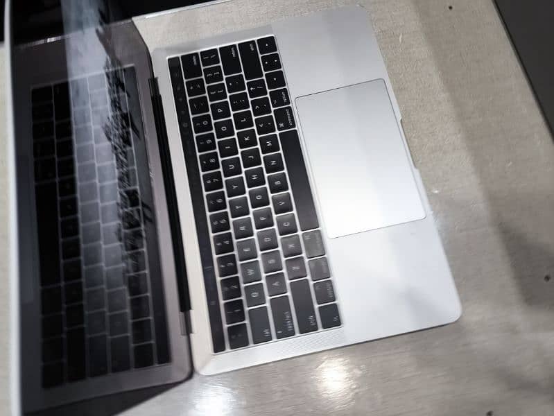 2019//2020//2023 apple MacBook 10/10 condition 1