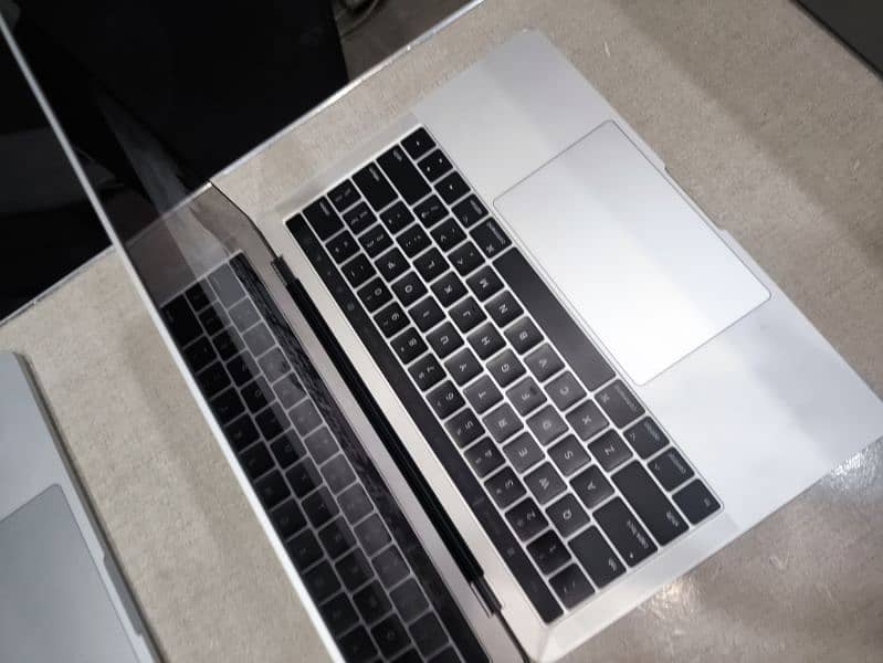 2019//2020//2023 apple MacBook 10/10 condition 2