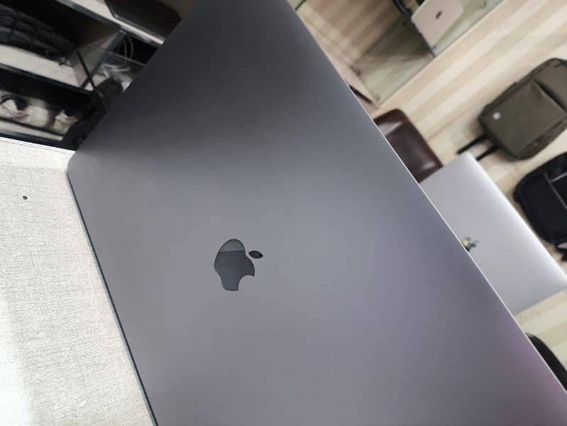 2019//2020//2023 apple MacBook 10/10 condition 3