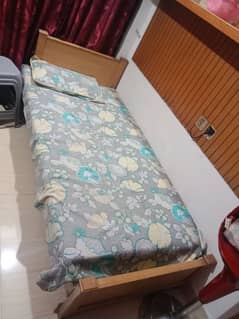 bed single 2 bed mattress K Sath bilkul ok hy