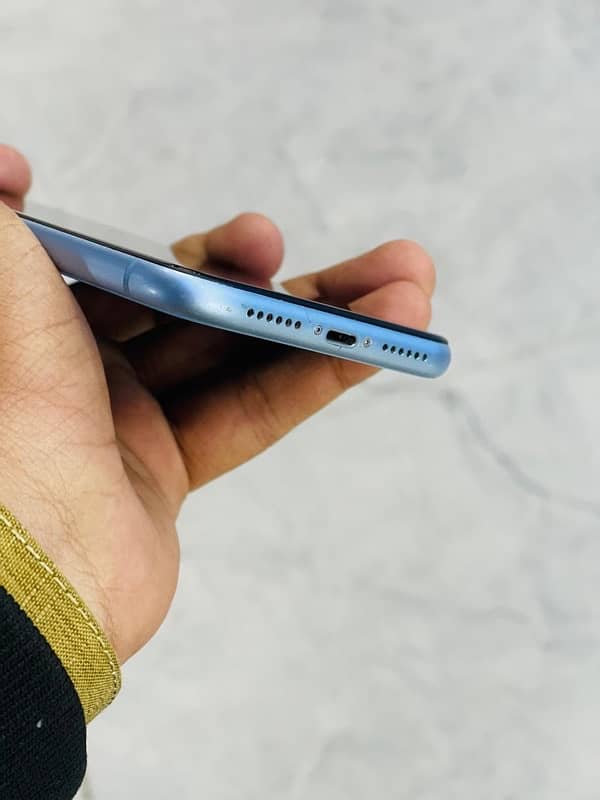 IPhone XR 64Gb  non pTa price 29999 urgent sell 6