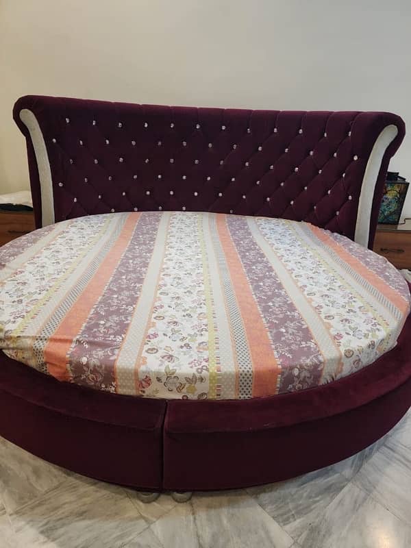 Round King Size Bed with Mattress 1