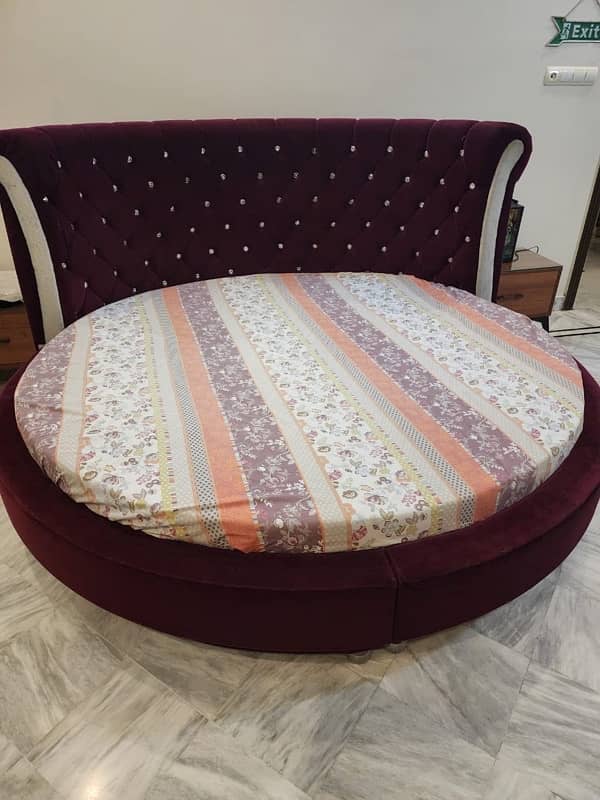 Round King Size Bed with Mattress 2