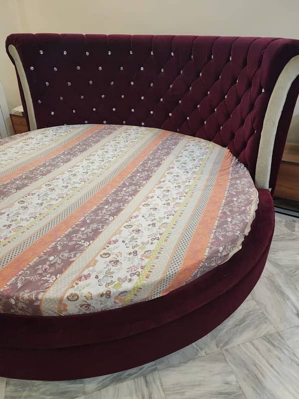 Round King Size Bed with Mattress 3