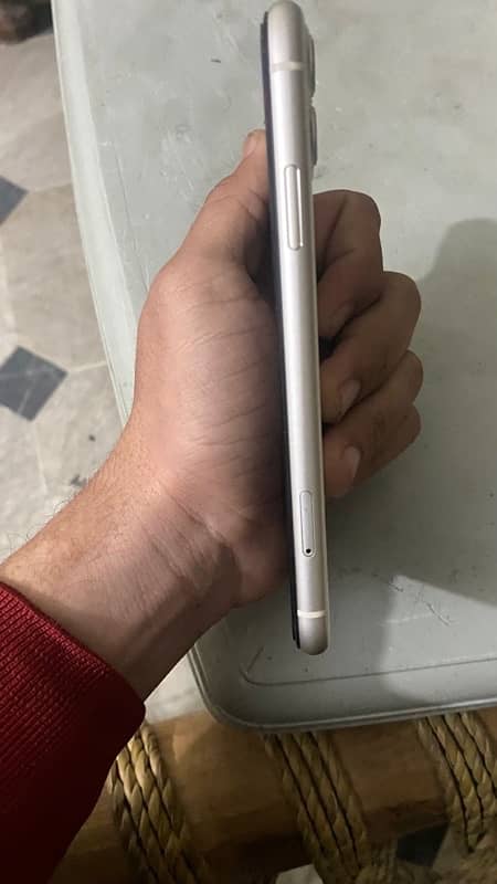 iphone 11 128 gb dual pta approved. 4