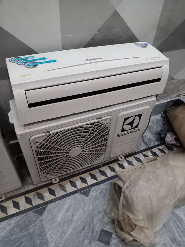 Totall 3 dc inverter AC hain 2 1.5 ton k our Eik AC 1 ton ka hai 10