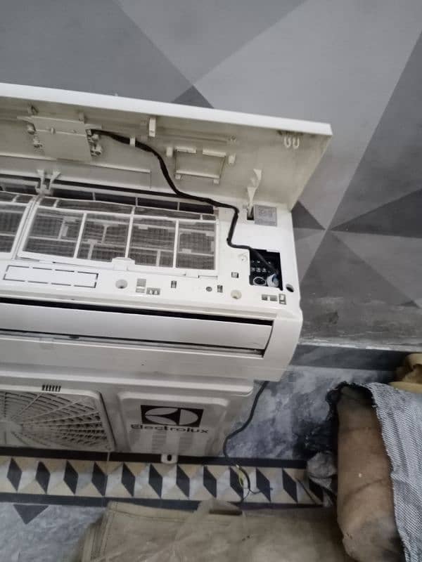 Totall 3 dc inverter AC hain 2 1.5 ton k our Eik AC 1 ton ka hai 11