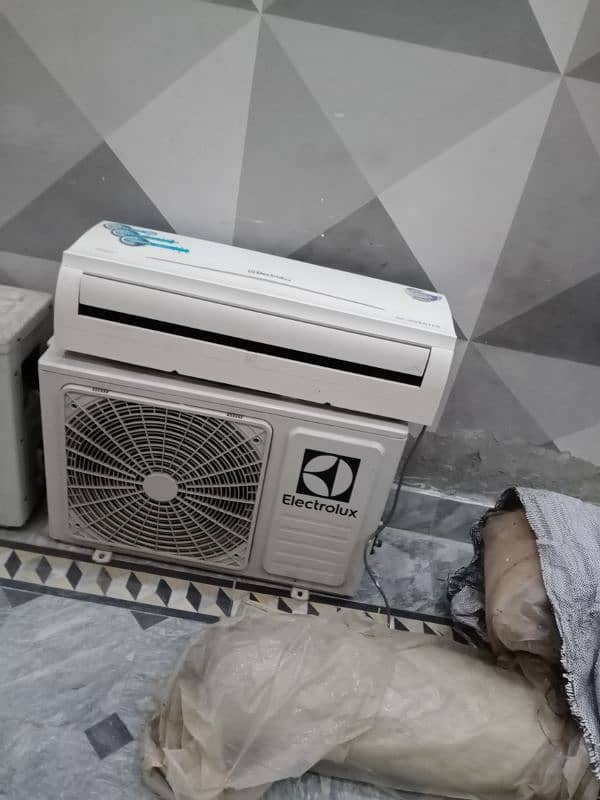 Totall 3 dc inverter AC hain 2 1.5 ton k our Eik AC 1 ton ka hai 12