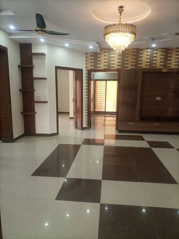 10 MARLA LIKE NEW CORNER HOUSE FOR SALE IN PUNJAB SOCIETY PHASE TOW COLLEGE ROAD LAHORE 18