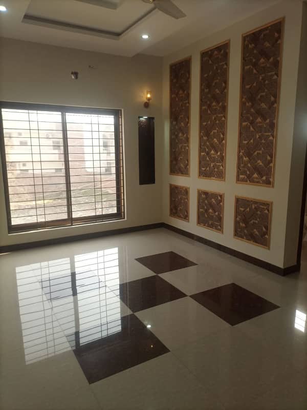 10 MARLA LIKE NEW CORNER HOUSE FOR SALE IN PUNJAB SOCIETY PHASE TOW COLLEGE ROAD LAHORE 21