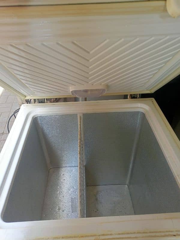 Single Door De Freezer In Mint Condition 2