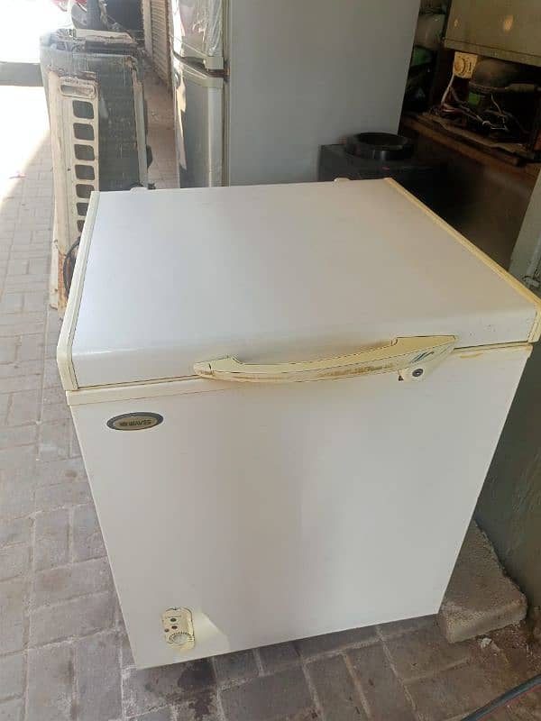 Single Door De Freezer In Mint Condition 3