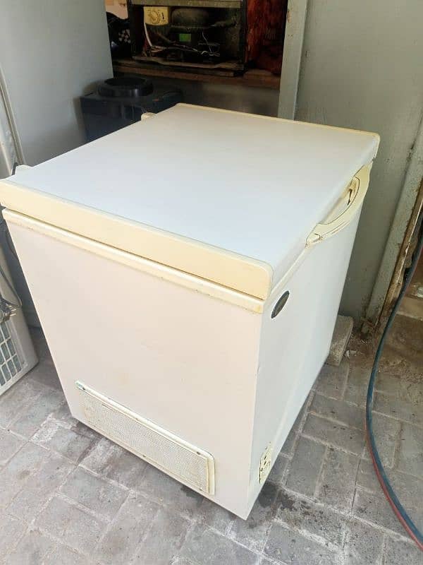 Single Door De Freezer In Mint Condition 4