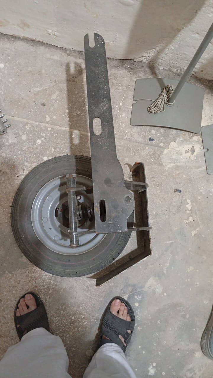 Side supported wheel 1