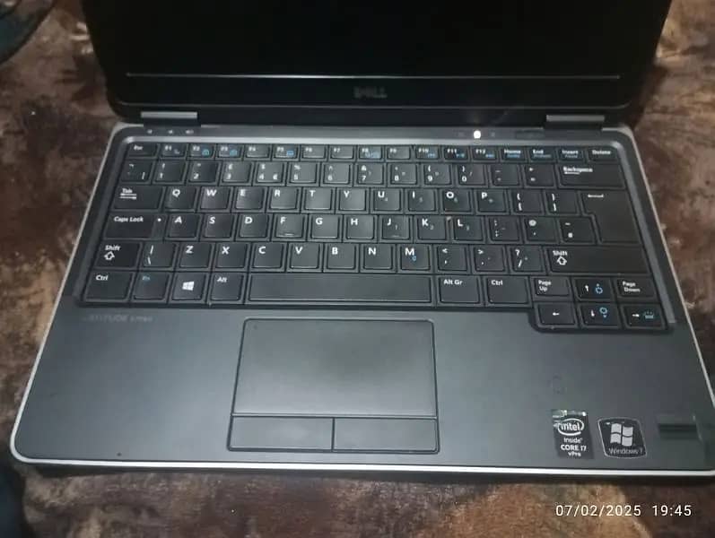 Dell latitude e7240 8gb ram intel core i7 4 gen processor 256 GB  ssd 1