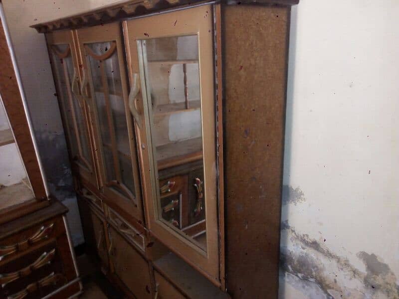 showcase almari for sale condishion good solid wood 1