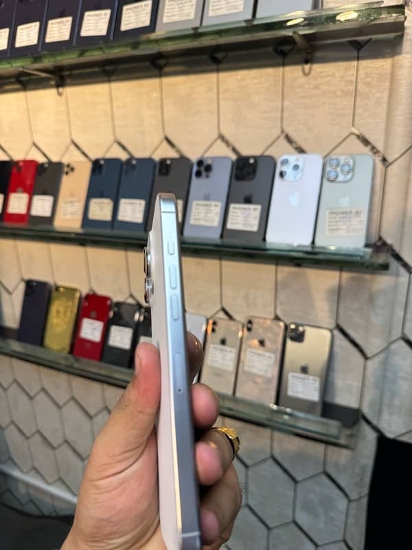 I phone 16 pro max 256gb Full sim time white titanium 4