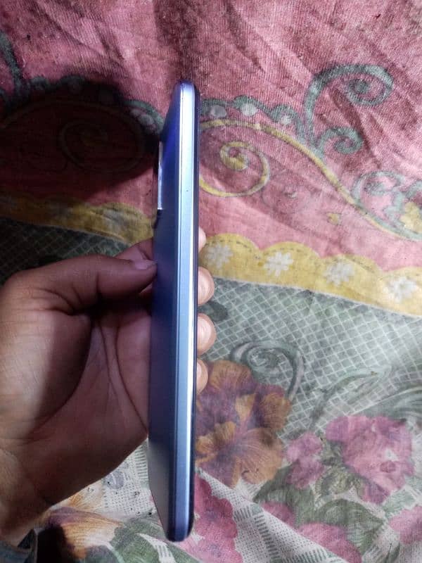 vivo y33s 10/10 Whatsapp 03700761028 3