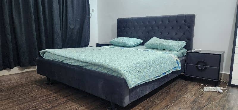 king size bed with side draws in negotiable price 0